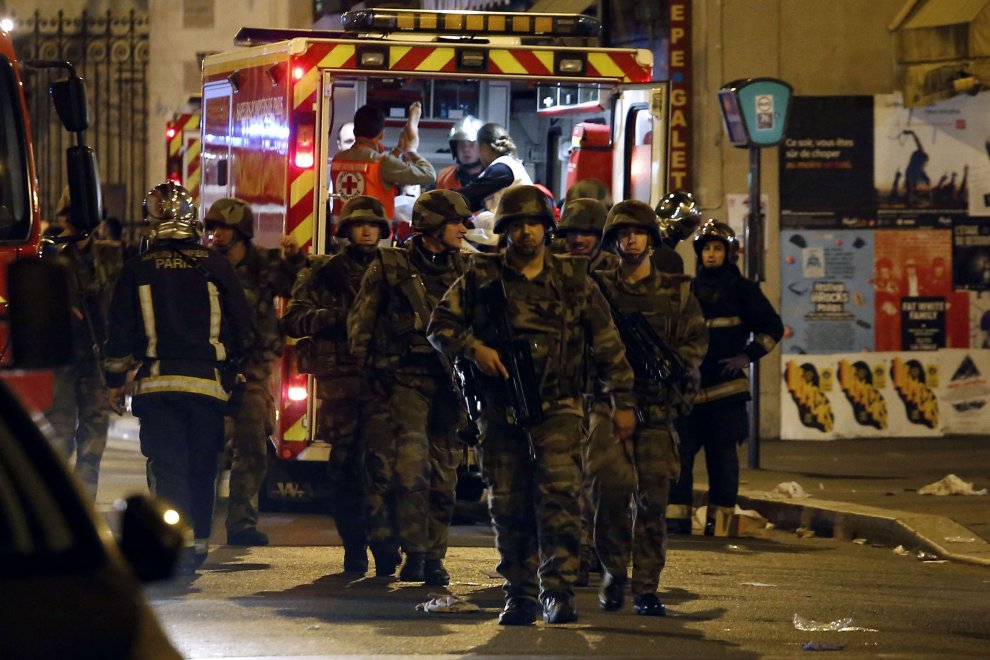 Soldati in strada dopo la strage di Parigi