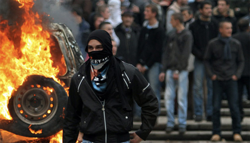 Manifestanti durante gli scontri a Tirana