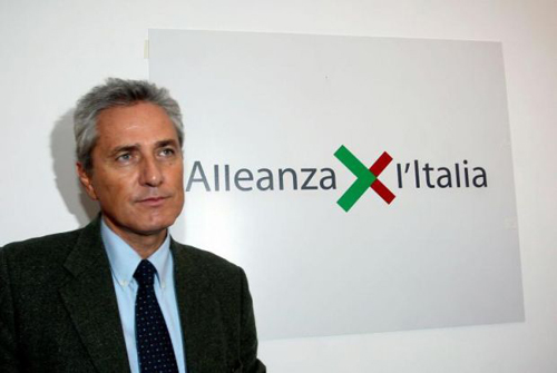 Rutelli davanti al logo di 'Allenaza x l'Italia'