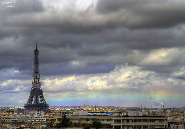 Un arcobaleno orizzontale a Parigi