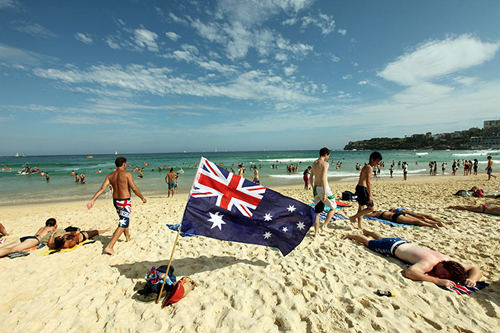 La spiaggia di Bondi con una bandiera australiana