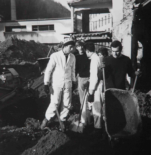 Pierlugi Bersani scava nel fango dopo l'alluvione di Firenze