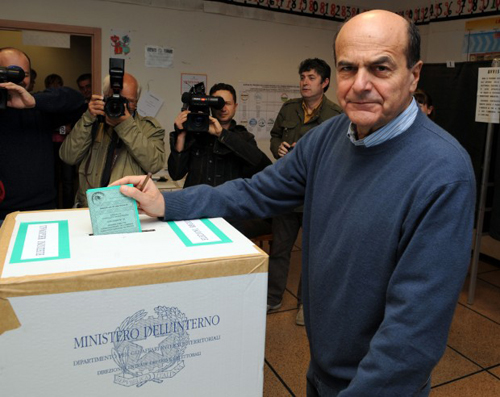 Pier Luigi Bersani al seggio elettorale