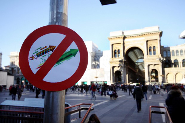 I cartelli di divieto di botti a Milano
