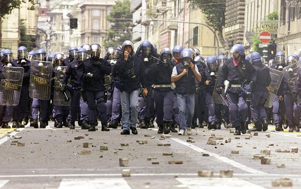 Polizia al G8 di Genova del 2001
