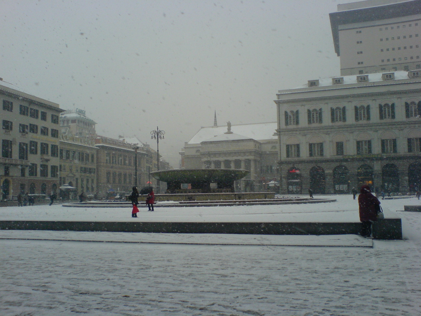 Piazza de Ferrari a Genova sotto la neve
