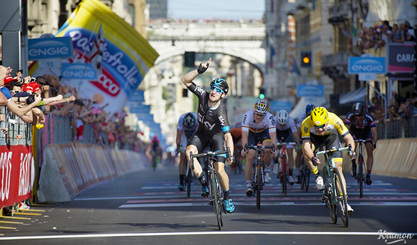 Elia Viviani vince a Genova al Giro 2015