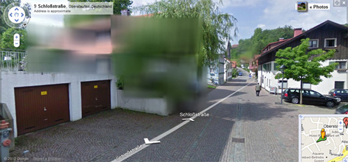Una casa oscurata su Google Street View