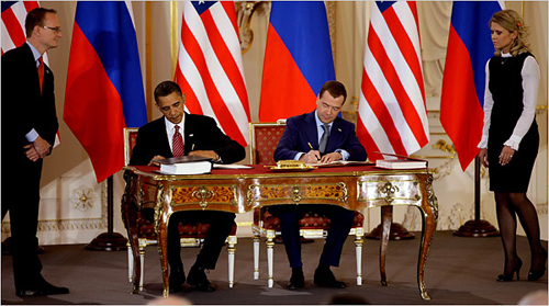 Obama e Medvedev firmano il nuovo trattato START