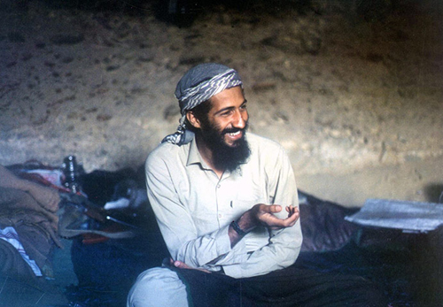 Osama bin Laden in una caverna a Jalalabad in Afghanistan nel 1988
