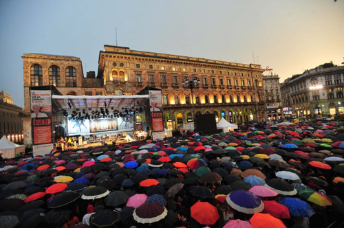 Pisapia chiude la campagna elettorale in piazza Duomo