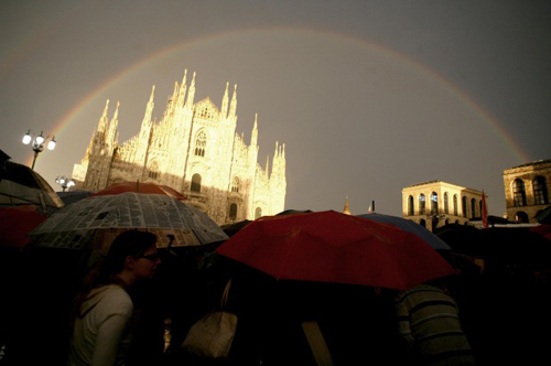 Pisapia chiude la campagna elettorale in piazza Duomo con arcobaleno