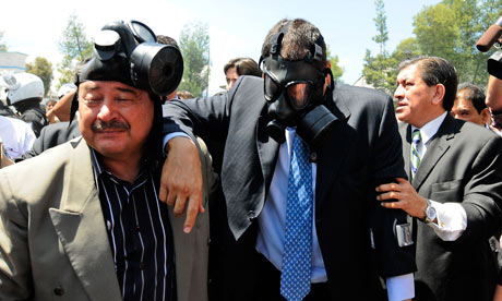Il presidente Correa protetto contro il lancio di lacrimogeni