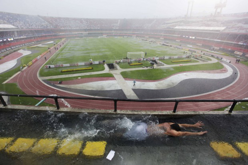 Lo stadio di San Paolo trasformato in una piscina da un violento temporale