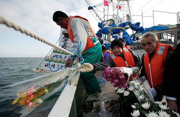 Pescatori onorano le vittime dello tsunami a Ofunato