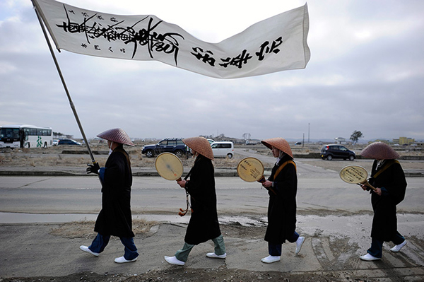 Monaci buddisti onorano le vittime dello tsunami a Natori
