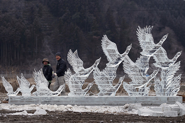 Una scultura di ghiaccio a Rikuzentakata ricorda le vittime dello tsunami