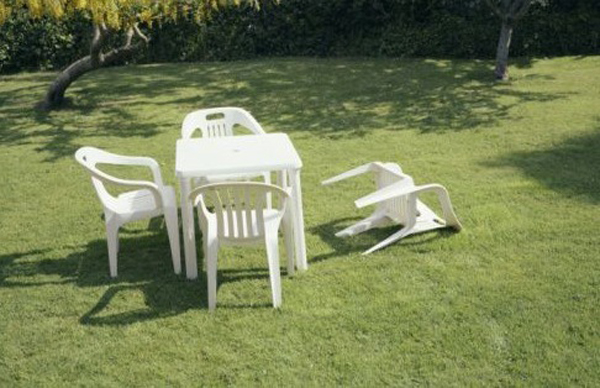 Una sedia caduta a Washington dopo il terremoto