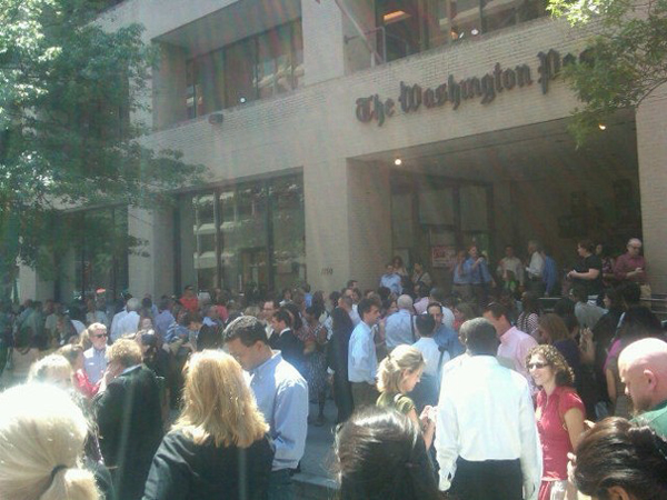 Dipendenti del Washington Post in strada dopo il terremoto