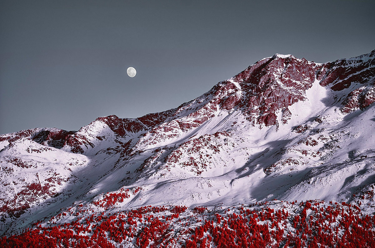 Moon and Piz Rosatsch - Le Alpi fotografate all'infrarosso