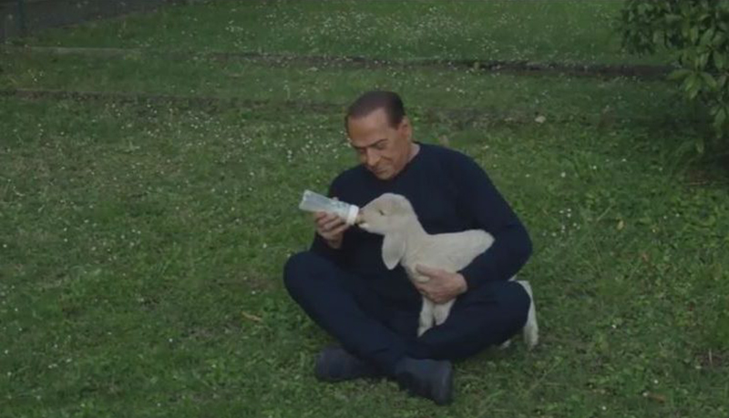 Berlusconi accudisce un agnello