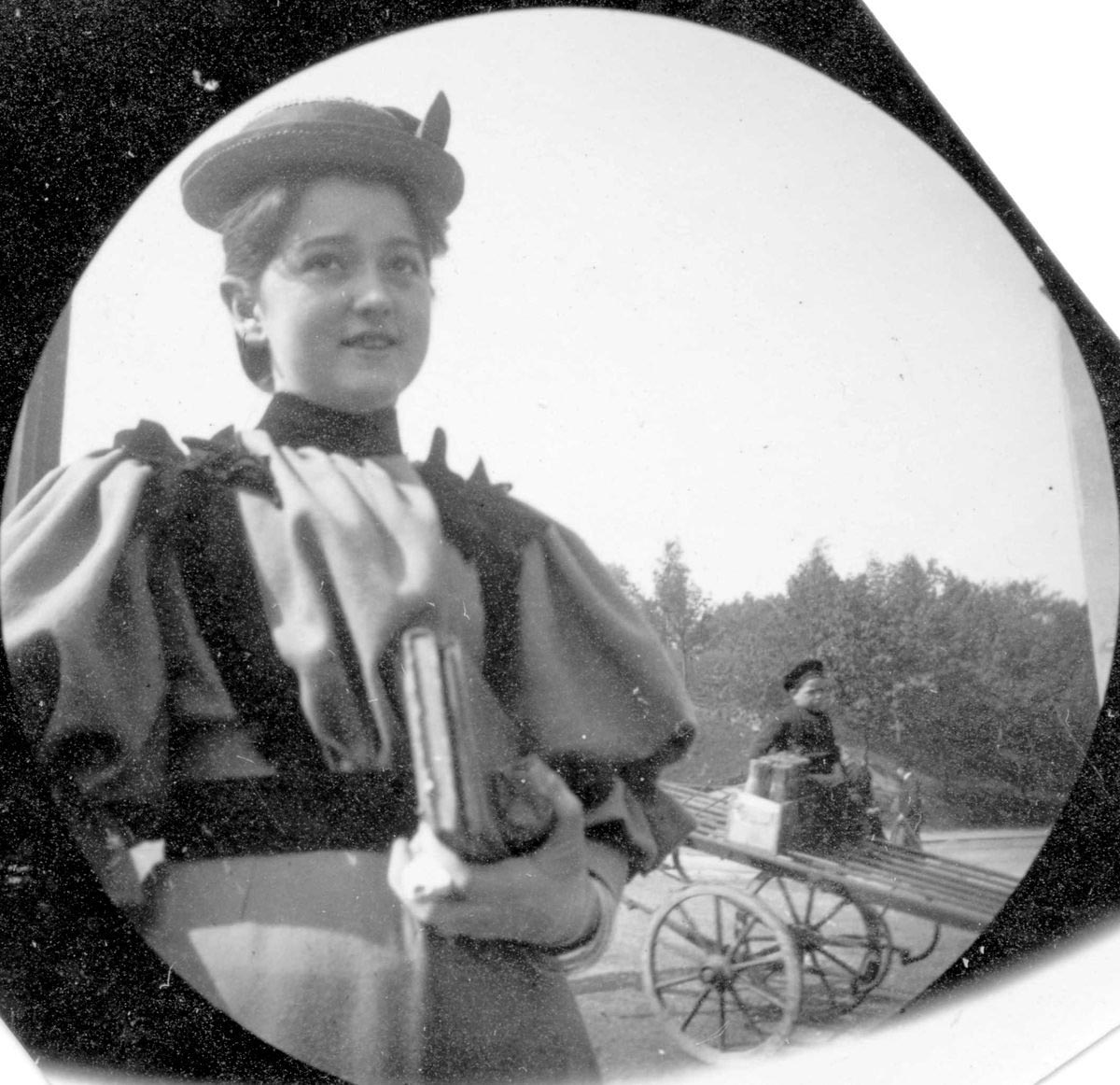 Una ragazza fotografata da Carl Størmer a Oslo alla fine del '800
