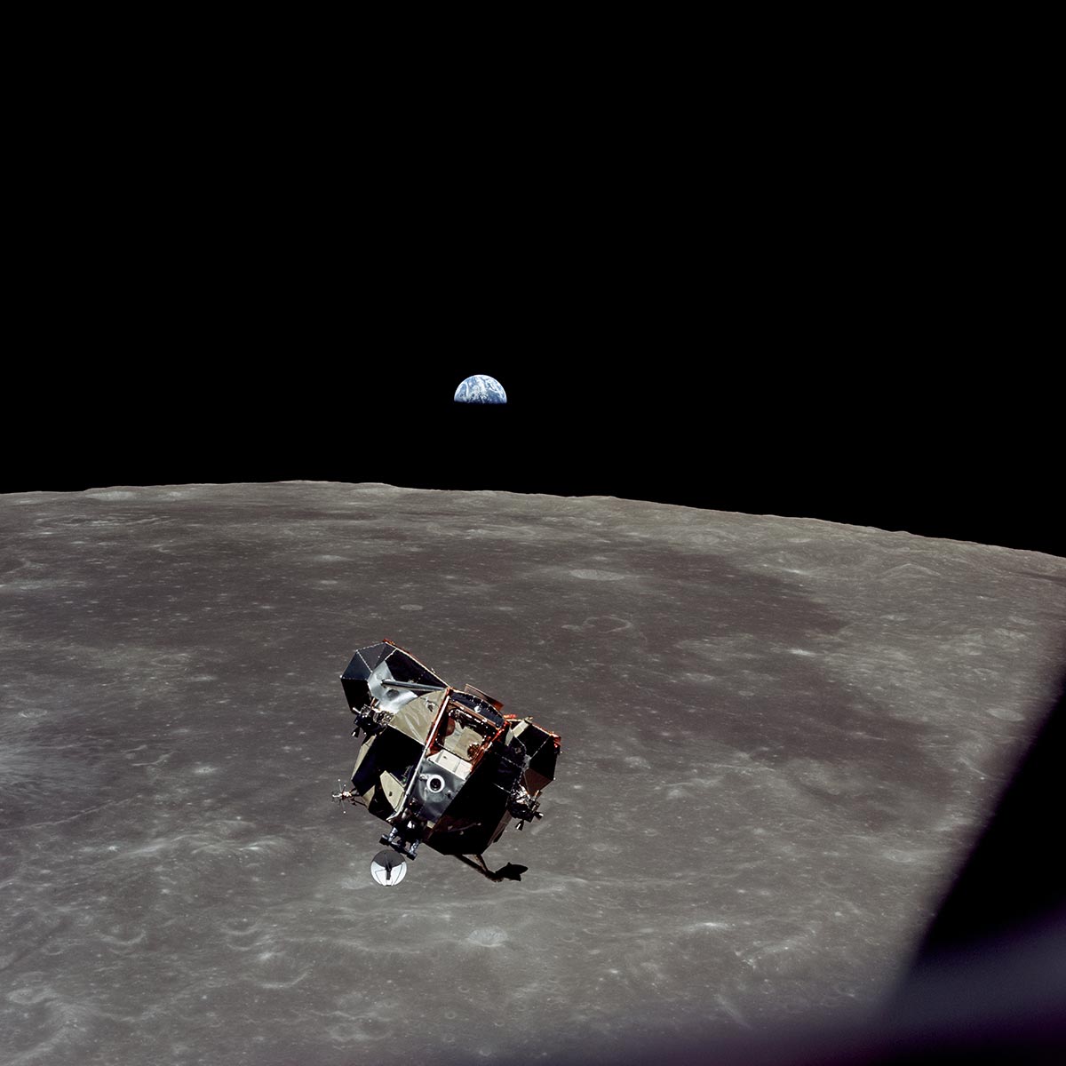 Una panoramica lunare con il LEM e la Terra fotografata da Michael Collins dell'Apollo 11