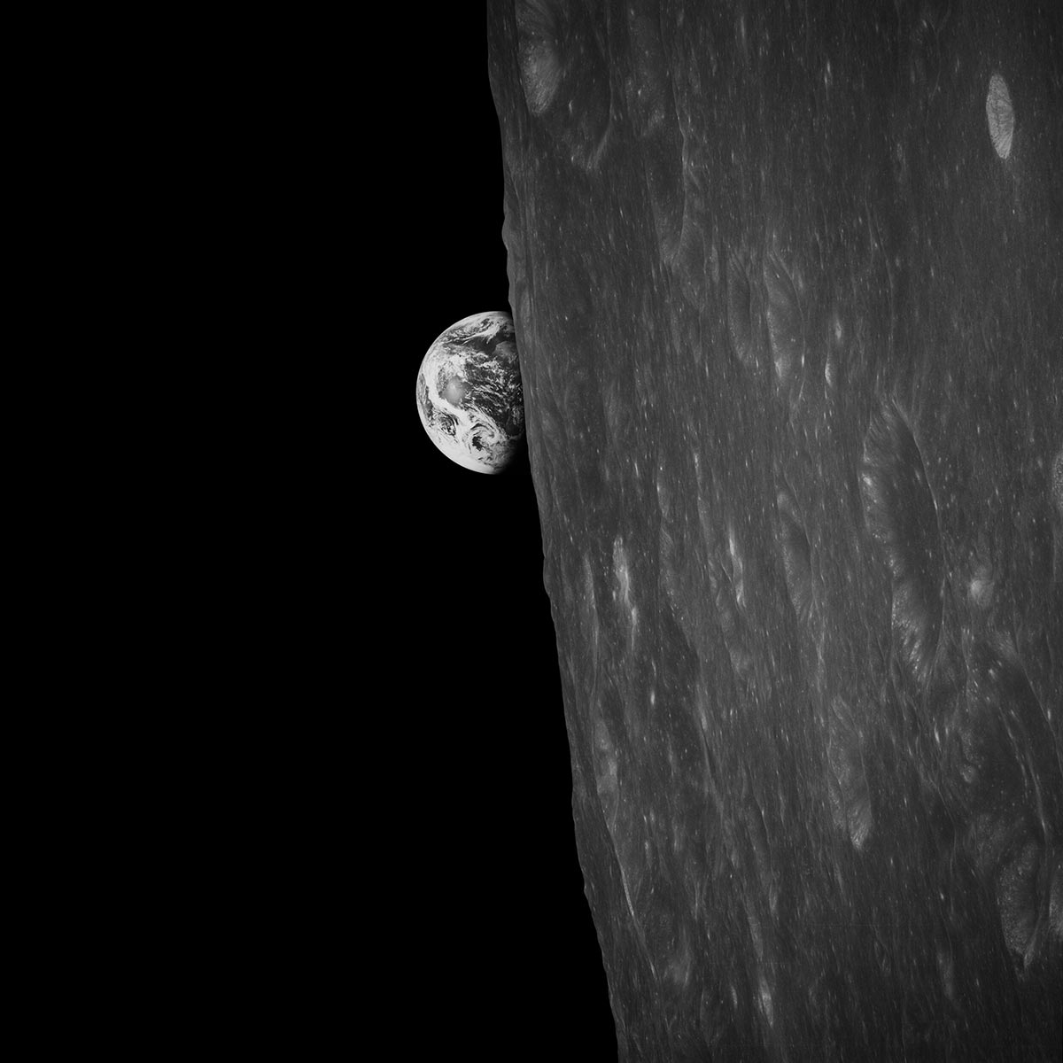 La Terra sorge sull'orizzonte lunare fotografata da Bill Anders dall'Apollo 8