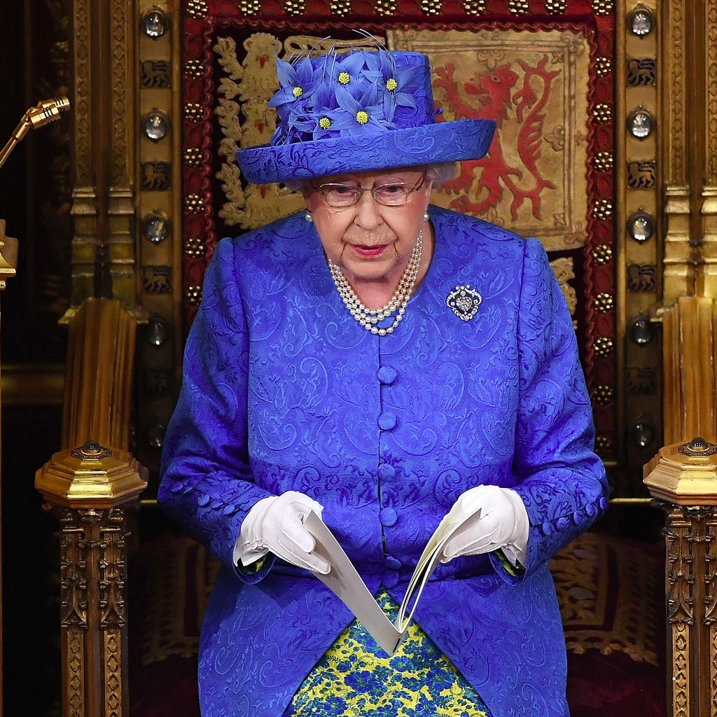 Elisabetta II con un cappellino che ricorda la bandiera europea