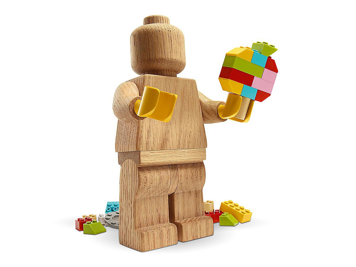 Una minifigure LEGO di legno