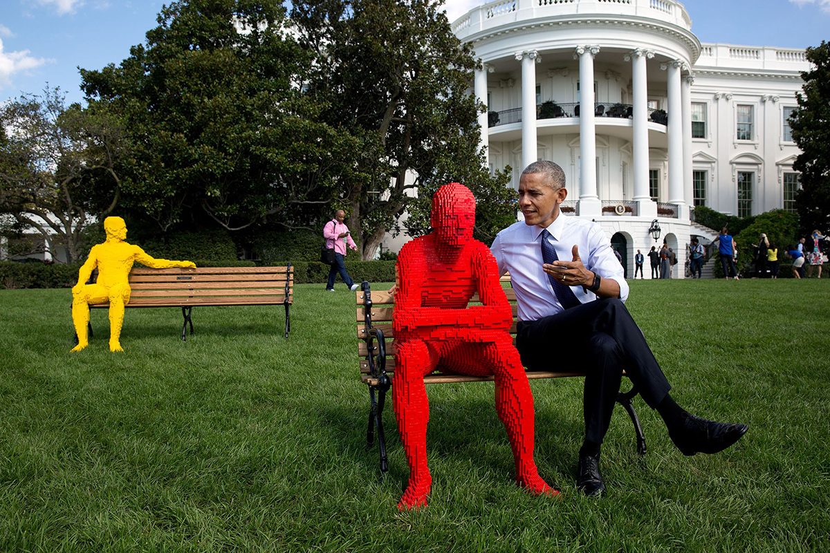 Obama discute con una scultura di Lego